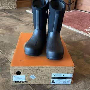 Bogs snow boots like brand new!! Black size 4
